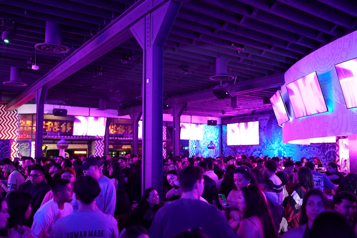 Mas Loco Crowd and Neon